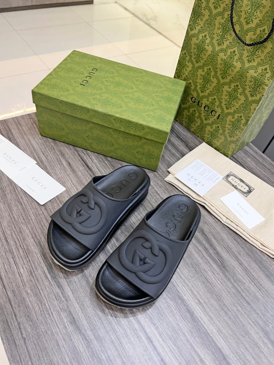 Gucci Interlocking G Slide
Black