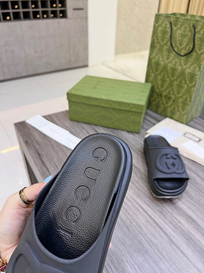 Gucci Interlocking G Slide
Black