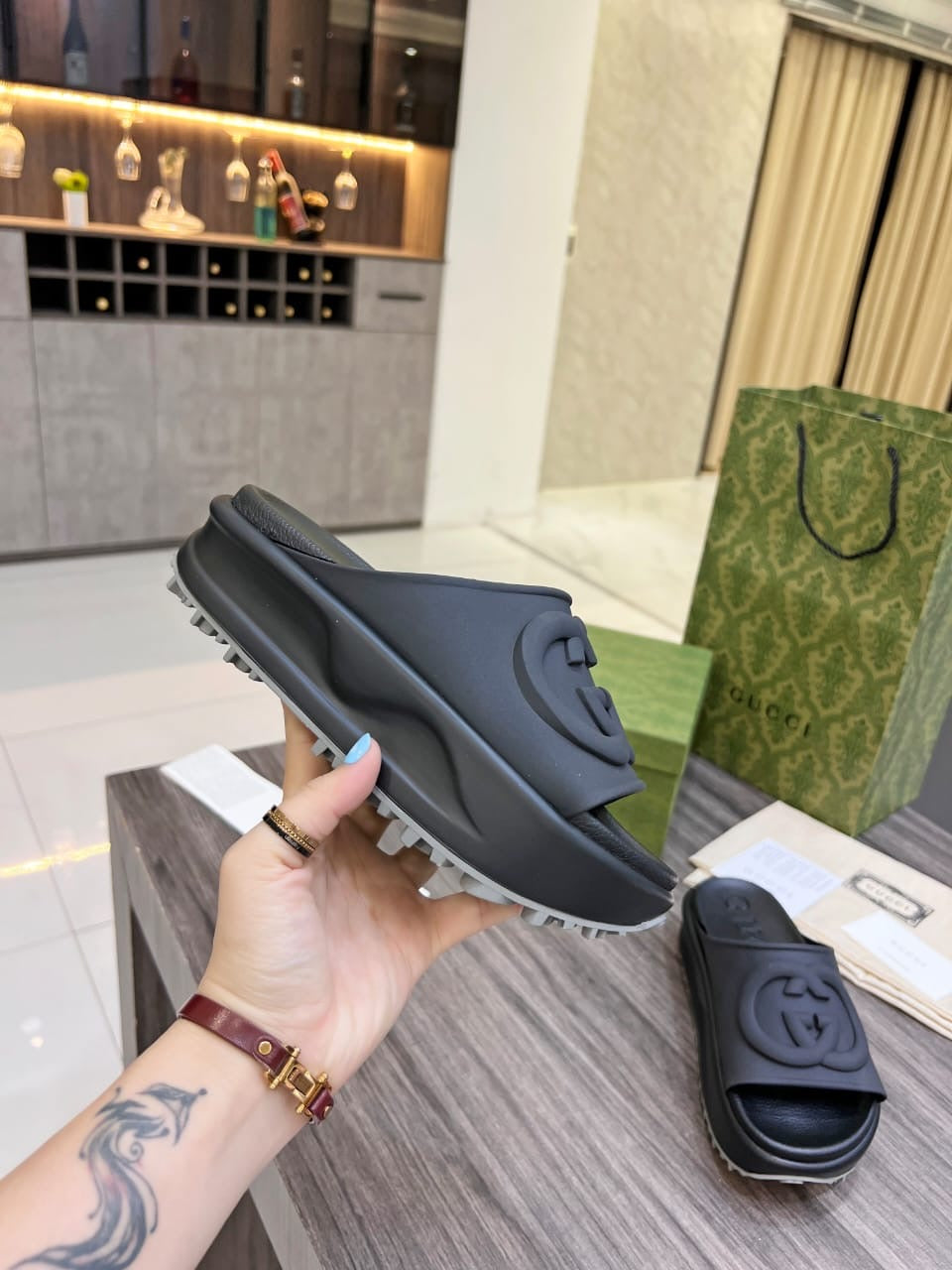 Gucci Interlocking G Slide
Black