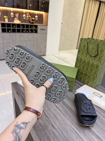 Gucci Interlocking G Slide
Black