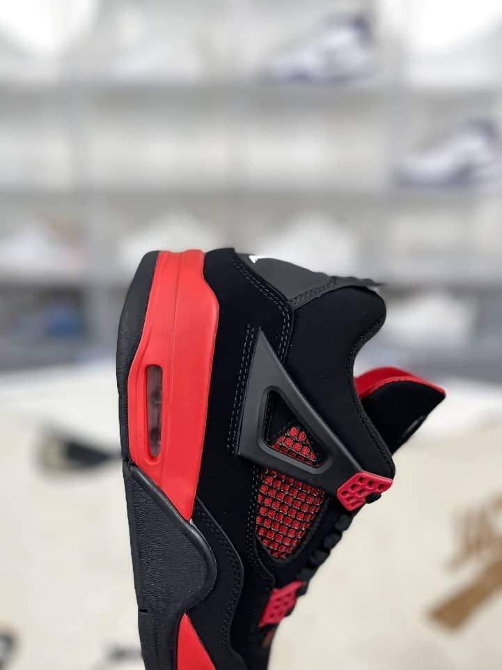 Jordan 4 Retro
Red Thunder